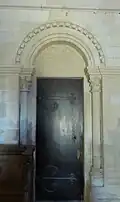 Rouleau mouluré couronné par un rouleau d'archivolte à billettes