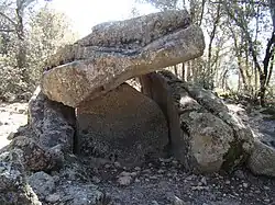 La dalle de chevet.