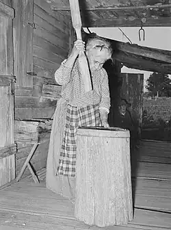 Femme cadienne en train de moudre du riz en 1938 près de Crowley (Louisiane).