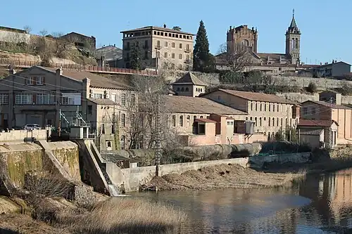 Cal Metre amb l'església de Santa Eulàlia