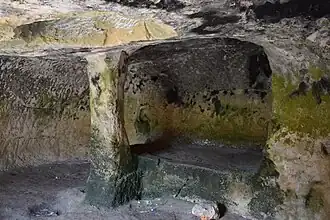 Pilier et autel (grotte n°7).