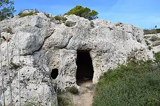 Façade de la grotte n°7.
