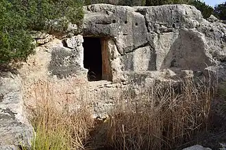 Façade de la grotte n°9.