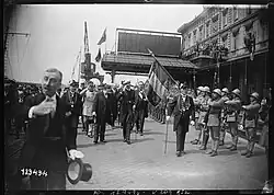 Le drapeau du 110e&nbsp;RI salue le prince George de Kent et le ministre de la guerre Paul Painlevé à Calais en 1928 .