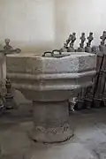 Église de la Trinité : fonts baptismaux.
