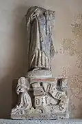 Église de la Trinité : statue dont la tête manque.