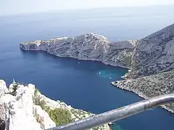 Vue plongeante sur la calanque de Morgiou depuis le belvédère à proximité du col de Sugiton.