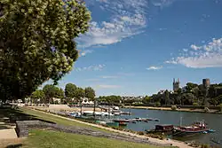 Photographie d'un petit port fluvial.