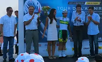Caleb Ewan vainqueur de la seconde étape, en présence de Bernard Hinault et de Sylvain Calzati.