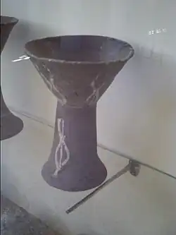 « Calice » préhistorique de Saliangos, Ve&nbsp;– IVe&nbsp;millénaire av. J.-C. Un vase du même type est visible sur la gauche.