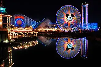 L'attraction avec son éclairage nocturne.