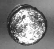 Californium (échantillon de 10 mg large d'environ 1 mm).