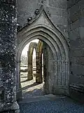 L'église ruinée de Botmel : porche et arcades.