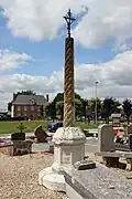 le calvaire du XVIe&nbsp;siècle dans l'enceinte du cimetière.