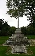 Le calvaire (datant du XVe&nbsp;siècle) situé près de la chapelle de Cadol.