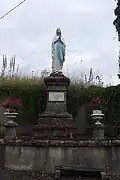 Calvaire au centre du bourg.
