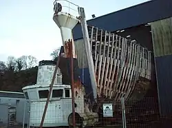 en cours de rénovation, les nouvelles membrures de sa coque, sa passerelle et son bulbe d'étrave déposé.