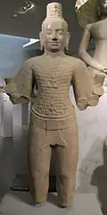 Lokesvara « irradiant ». Preah Thkol. Style du Bayon. Fin XIIe - déb. XIIIe s. Grès. H. 125 cm. Musée Guimet