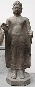 Buddha enseignant. Tuol Preah That,. Kampong Spoe, VIIe – VIIIe&nbsp;siècle. Grès H. 94 cm. Musée Guimet