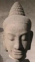 Tête de divinité féminine. Région d'Angkor (?)fin XIIe-déb. XIIIe s.Grès. H. 54 cm. Musée Guimet