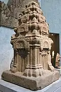 Élément d'angle d'un temple d'Angkor Thom. Style de Banteay Srei. v. 975-1000.Grès. H. 82 cm. Musée Guimet