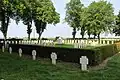 Carré de 64 tombes entouré d'une haie situé dans le cimetière allemand.