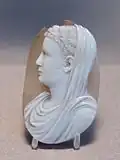 Prince voilé et couronné de feuillage. Camée, sardonyx à deux couches, France (?), XIVe&nbsp;siècle. Autrefois monté sur une croix aux camées réalisée par Hermann Ruissel sur commande du duc Jean de Berry