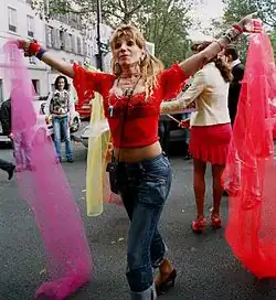 Femme blonde marchant avec un foulard à chaque main
