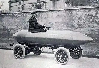 Camille Jenatzy à Achères le 29 avril 1899 sur la CITA no&nbsp;25 La Jamais contente électrique.