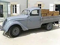 Pouldreuzic : musée « La Maison du Pâté Hénaff », ancienne camionnette de livraison.