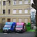 Camions-labos aux Grands Voisins devant le bâtiment Lelong.