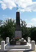 Le monument aux morts à proximité de l'église (août&nbsp;2011).