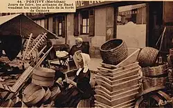 Outils en bois de la forêt de Camors vendus par des artisans de Baud vers 1920 (carte postale Mozais).