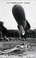 Ballon captif à l'atterrissage en 1912 au camp de Coëtquidan.