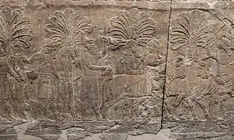 Des soldats assyriens transportent du butin pour qu'il soit comptabilisé.