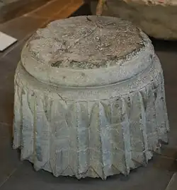 Base de colonne de Suse, avec inscription