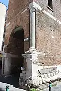 Base du campanile avec des marbres romains