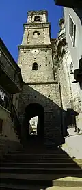 Escalier qui passe en dessous du clocher.
