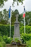 Le monument aux morts situé près de l'église.