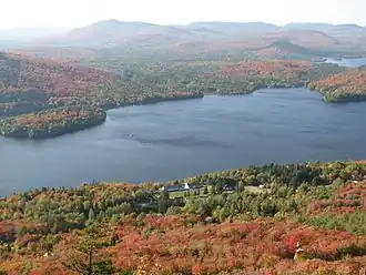 Le Campus des Quatre vents, en bordure du lac.