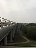 Vue du tablier et des poteaux de soutien du pont canal