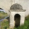 Édifice de la Fontaine Charles (au pied droit du pont de Saint-Agnant).