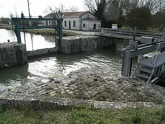 C'est au site remarquable des Écluses d'Andilly que se croisent le Canal de Marans à La Rochelle et le Canal du Curé.