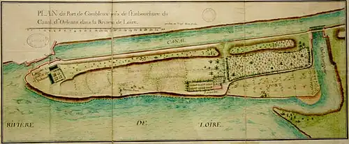 Reproduction couleur d’un plan du XVIIIe portant le titre « plan du port de Combleux près de l’embouchure du canal d’Orléans dans la rivière de Loire. Il met en évidence la langue de terre bordée au sud par la Loire, au nord par le canal et l’écluse et à l’est par le canal d’écoulement du déchargeoir, trop-plein permettant d’évacuer les eaux en cas de crue. À l’extrémité ouest de cette terre sont figurés le bâtiment et le jardin de l’éclusier. Les couleurs sont dans des pastels bleus et verts.