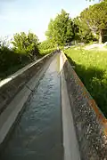 Le Canal de Craponne traversant la commune de Charleval.
