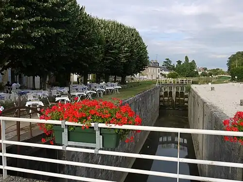 L'écluse de la Patache à l'extrémité du canal débouche sur la Loire.