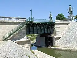 L'ancienne branche du canal latéral à la Loire, version 1838, venant de Châtillon-sur-Loire passant sous le canal latéral, version 1896, en sortie du pont-canal de Briare.