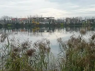 Photographie montrant le canal de Jonage et le centre commercial du Carré de soie