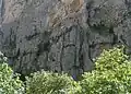 L'entaille du canal dans la falaise du défilé.