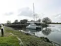 Écluse de jonction (derrière le bateau) avec le canal de Marans à La Rochelle.